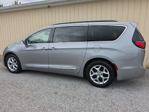 Used 2017 Chrysler Pacifica Touring-L w/ Tire & Wheel Group FWD image 10