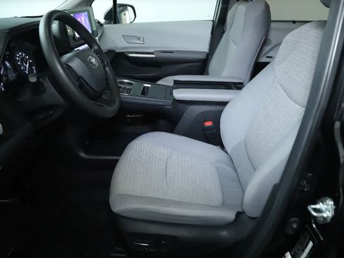 Certified 2025 Toyota Sienna LE AWD/4WD image 18