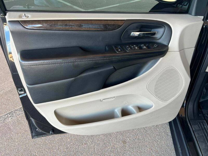 Used 2016 Dodge Grand Caravan SXT FWD image 17