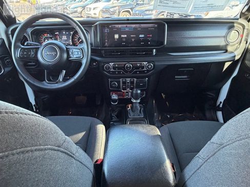Used 2024 Jeep Wrangler Rubicon image 16
