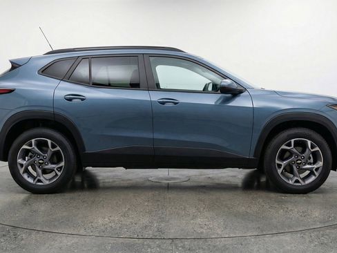 Used 2025 Chevrolet Trax LT image 11