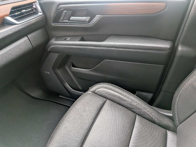 Used 2025 GMC Yukon XL Denali AWD/4WD image 19