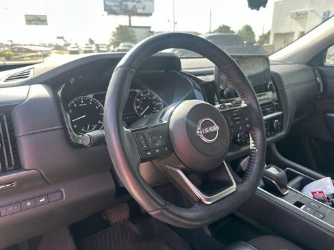 Used 2024 Nissan Pathfinder SL AWD/4WD image 12