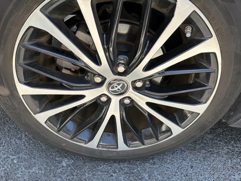 Used 2018 Toyota Camry SE w/ Moonroof Package FWD image 10