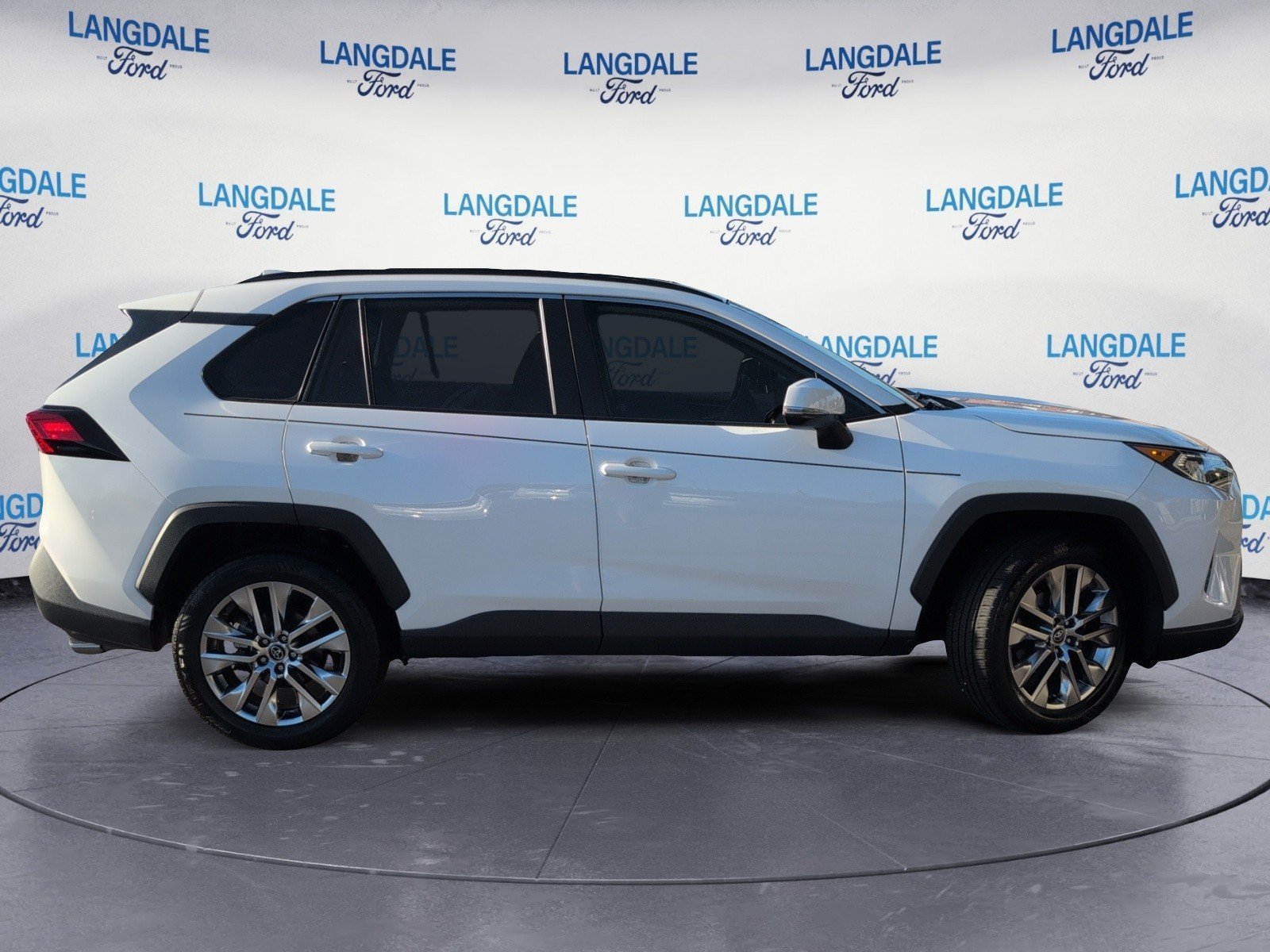 Used 2020 Toyota RAV4 XLE Premium FWD image 3