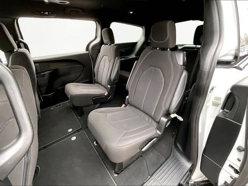 Used 2023 Chrysler Pacifica Touring image 16