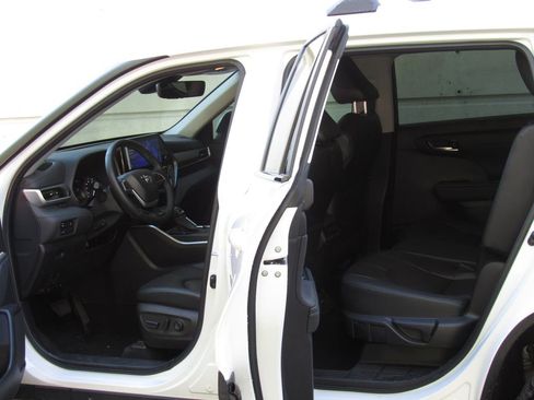 Certified 2024 Toyota Highlander XLE AWD/4WD image 13