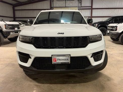 Used 2023 Jeep Grand Cherokee Altitude AWD/4WD image 2