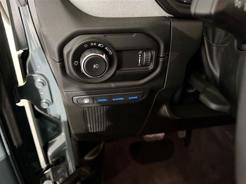 Used 2025 Jeep Wrangler Unlimited Sahara AWD/4WD image 10