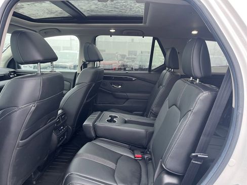 Used 2025 Honda Pilot Touring image 10