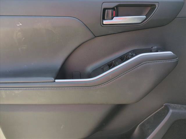 Used 2021 Toyota Highlander XLE AWD/4WD image 11