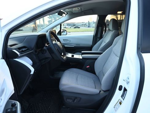 Used 2025 Toyota Sienna LE image 17