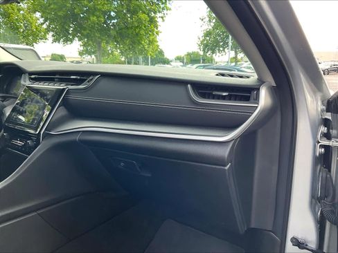 Used 2023 Jeep Grand Cherokee L Laredo image 16