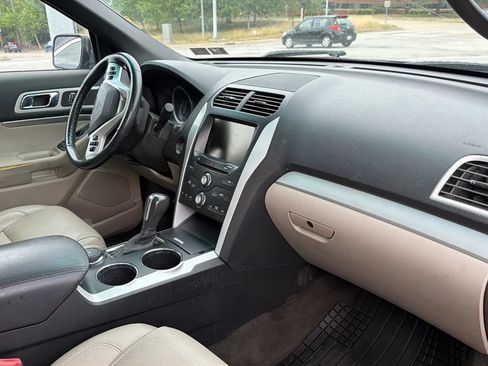 Used 2014 Ford Explorer XLT w/ Equipment Group 202A AWD/4WD image 9