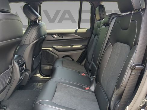 New 2025 Jeep Grand Cherokee Altitude image 13