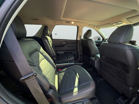 Used 2025 Nissan Pathfinder Platinum FWD image 90