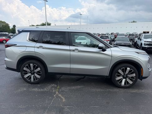 Used 2025 Mitsubishi Outlander AWD image 5