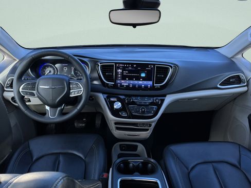 Used 2024 Chrysler Pacifica Touring-L image 24