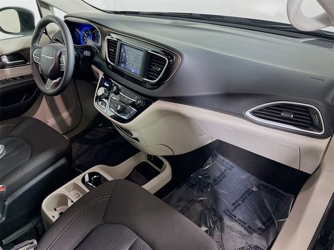 Used 2024 Chrysler Voyager LX image 27