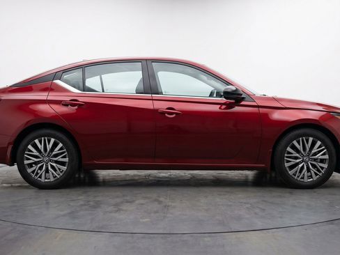 Used 2025 Nissan Altima 2.5 SV FWD image 11