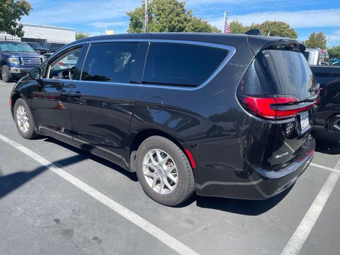 Used 2023 Chrysler Pacifica Touring-L FWD image 2