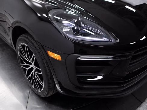Certified 2025 Porsche Macan image 12