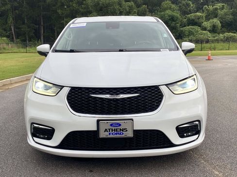 Used 2023 Chrysler Pacifica Touring-L FWD image 11