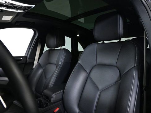 Certified 2025 Porsche Macan image 5