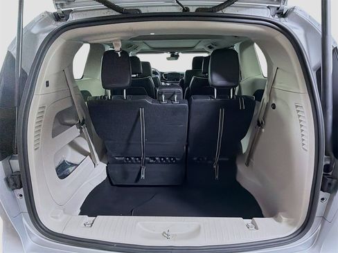 Used 2024 Chrysler Pacifica Limited image 27
