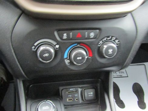 Used 2018 Jeep Cherokee Latitude w/ Altitude Package image 16