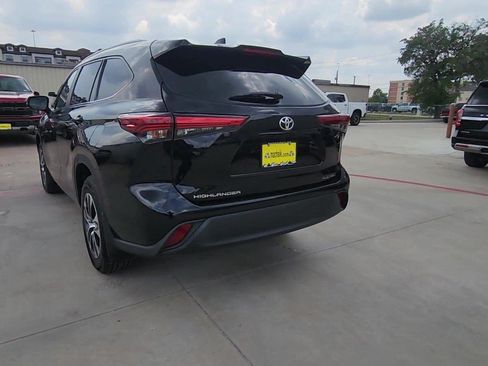 Used 2023 Toyota Highlander XLE AWD/4WD image 2