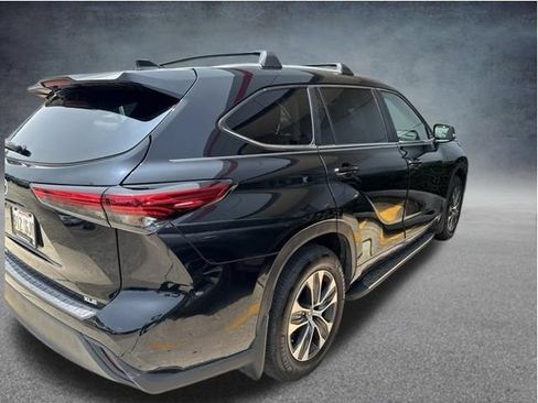 Used 2023 Toyota Highlander XLE FWD image 6