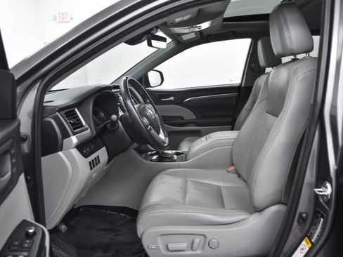Used 2018 Toyota Highlander image 11