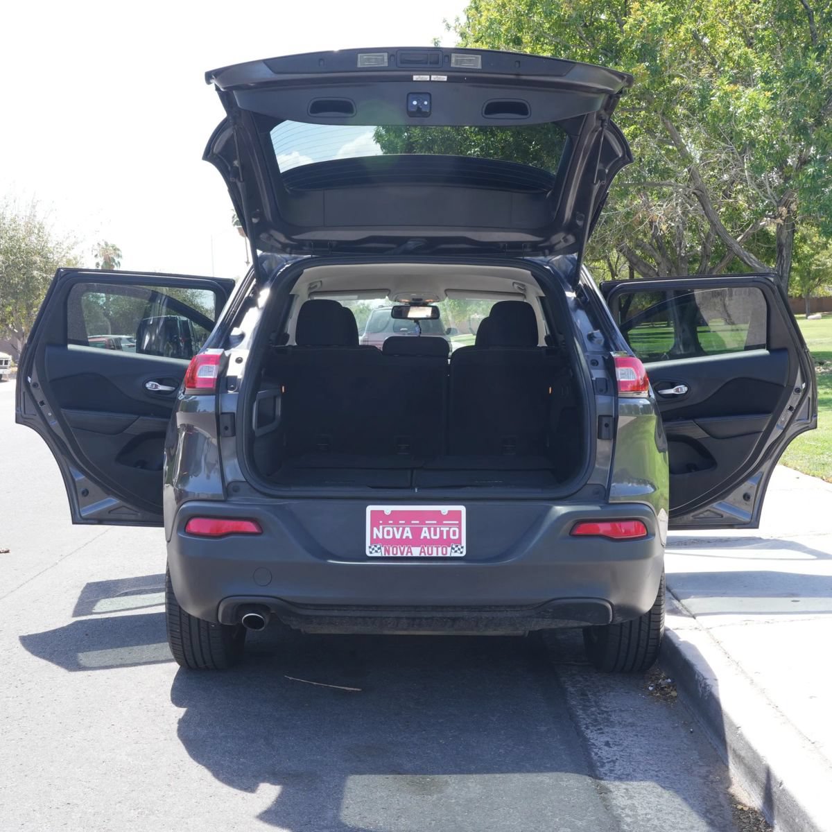 Used 2016 Jeep Cherokee Latitude w/ Comfort & Sound Group FWD image 10