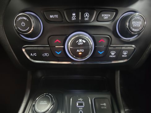 Used 2019 Jeep Cherokee Limited image 19