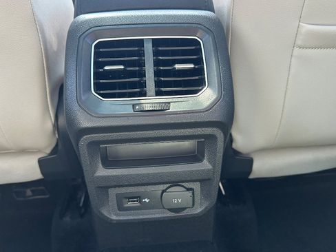 Used 2018 Volkswagen Tiguan SE w/ Panoramic Sunroof Package image 32