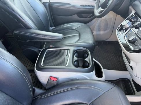 Used 2022 Chrysler Pacifica Touring-L FWD image 19
