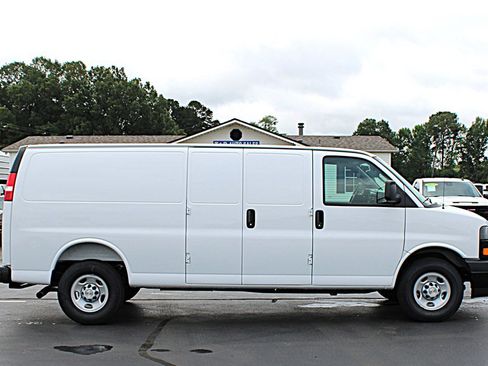 Used 2025 Chevrolet Express 3500 Extended w/ Driver Convenience Package RWD image 7