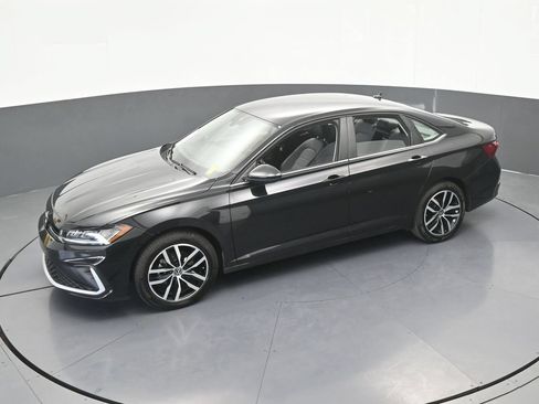 Used 2025 Volkswagen Jetta SE FWD image 44