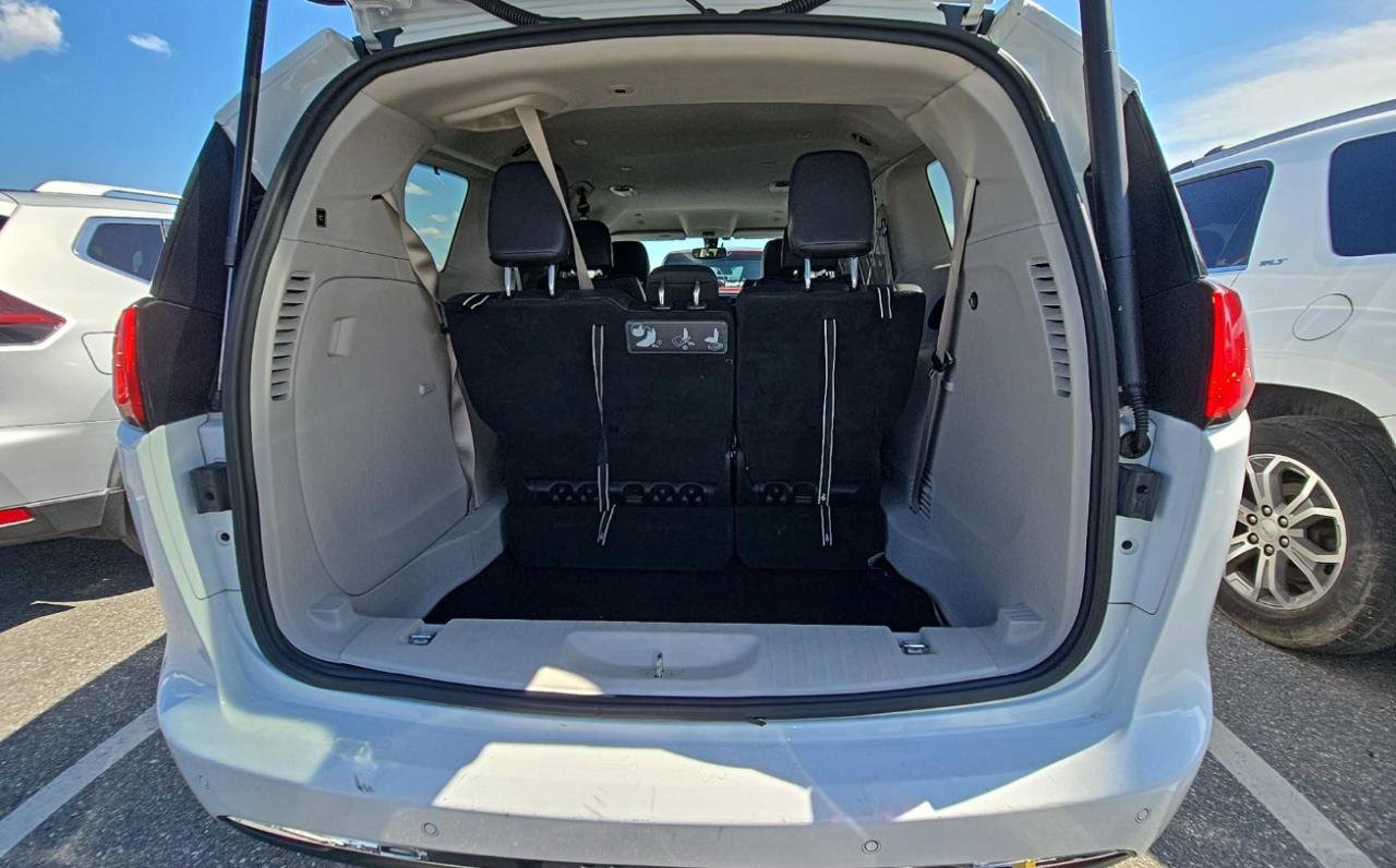 Used 2019 Chrysler Pacifica Touring-L FWD image 17