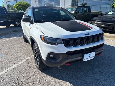 Used 2025 Jeep Compass Trailhawk AWD/4WD image 8