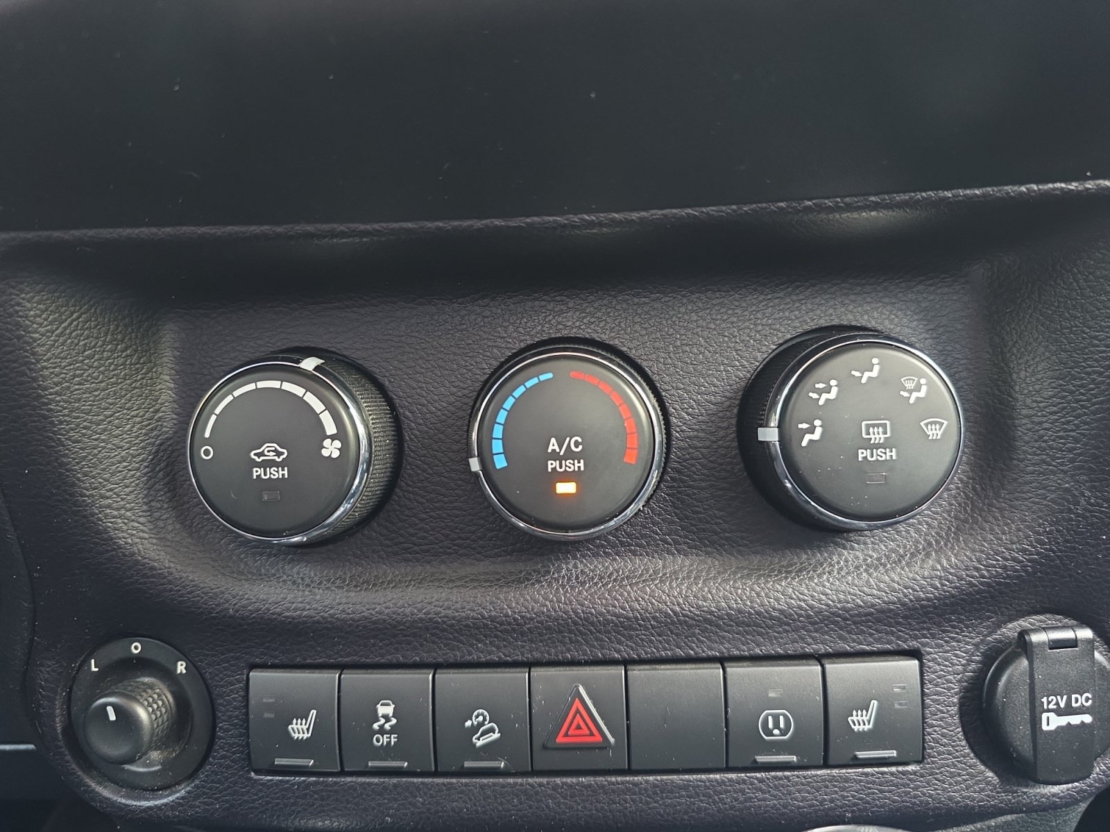 Used 2014 Jeep Wrangler Unlimited Sahara w/ Dual Top Group AWD/4WD image 26