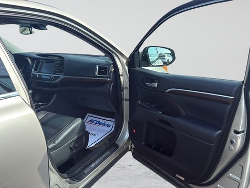 Used 2016 Toyota Highlander Limited Platinum w/ Four Season Floor Mat Package AWD/4WD image 23