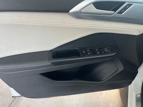 Used 2025 Volkswagen Taos SE image 18