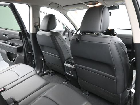 Used 2025 Nissan Pathfinder SL image 12