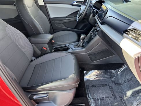 Certified 2022 Volkswagen Taos SE w/ Panoramic Sunroof Package image 9