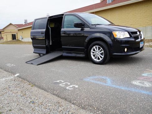 Used 2018 Dodge Grand Caravan SXT image 2