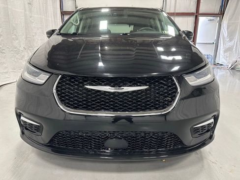 Used 2023 Chrysler Pacifica Touring-L image 2