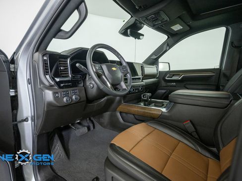 Used 2025 Chevrolet Silverado 1500 High Country w/ Technology Package AWD/4WD image 10