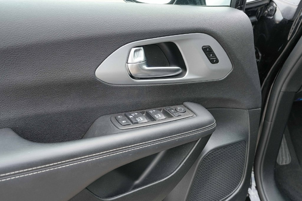Used 2025 Chrysler Pacifica Limited FWD image 27